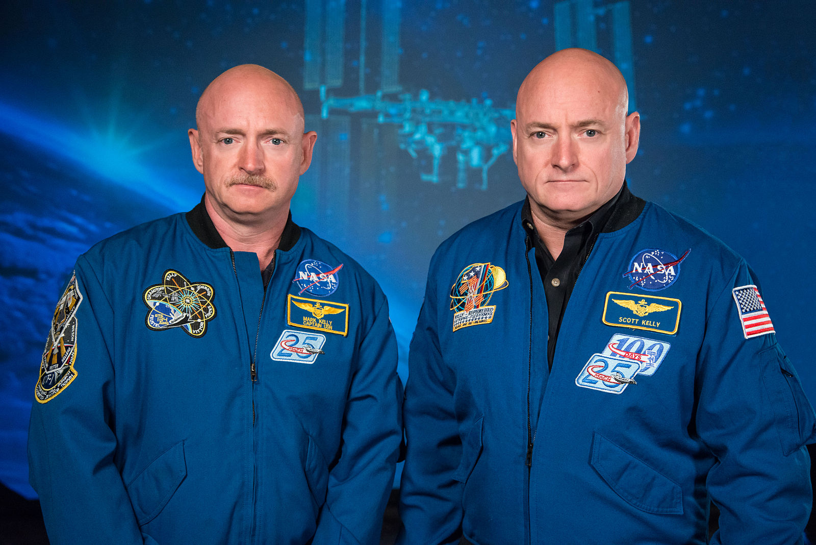 1600px-mark_and_scott_kelly_at_the_johnson_space_center2c_houston_texas